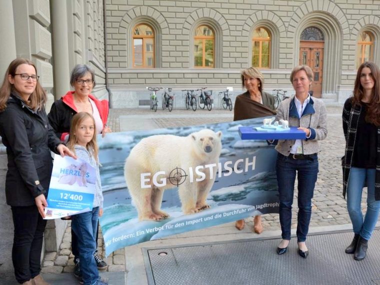 Tierschutzorganisationen fordern Importverbot für Jagdtrophäen: Petitionsübergabe ans Parlament